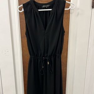 Short dress with waist tie. Gold details on tie.